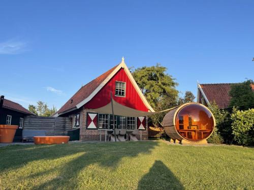 De Essenburgh 7-persoons, overdekte hottub en lounge, barrel sauna, sunshower, wifi, omheinde tuin, huisdier vriendelijk
