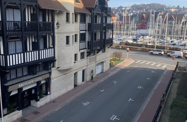 DEAUVILLE, port view, new apartment, 2 bedrooms, free wifi