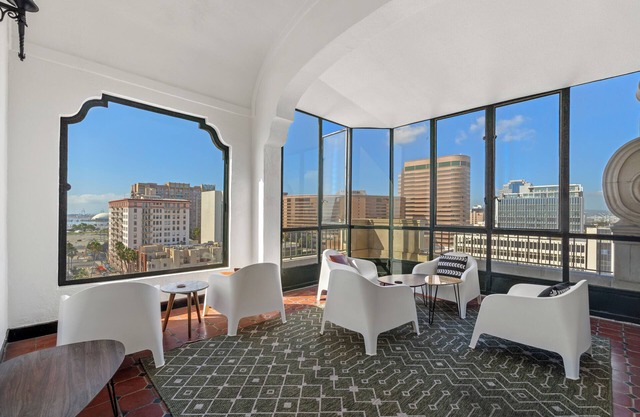 Deco Hideaway 1-Bedroom Condo w/Fitness Room, Sun Deck & WiFi, Long Beach, CA