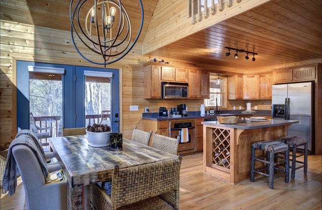 Deer Run Lodge, Cozy and luxurious Cabin in the woods.