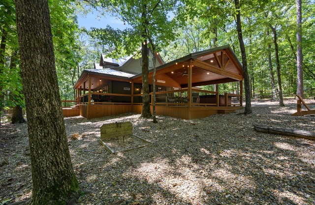 Deer Valley-Rustic Farm Cabin close to Lake on 4.5 acres-Pets Allowed