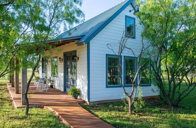 Deerfield Countryside Cottage