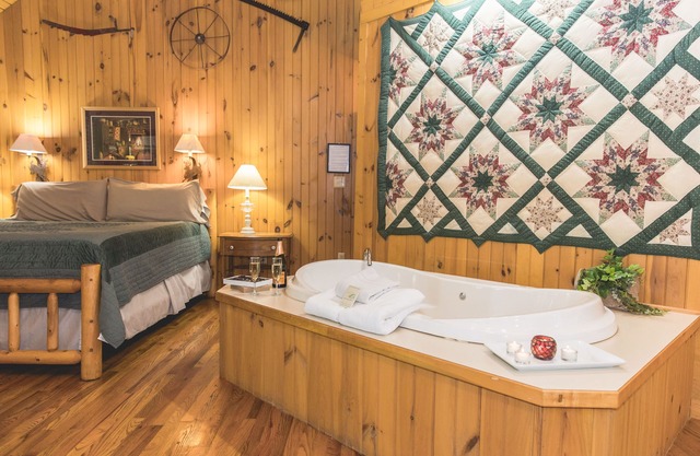 Deerfield Honeymoon Cottage at Autumn Ridge