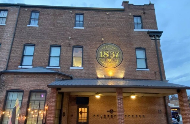 DeFlorin Stone Cottage, Hermann's Popular Downtown Home, Free Wine $20 Shuttle