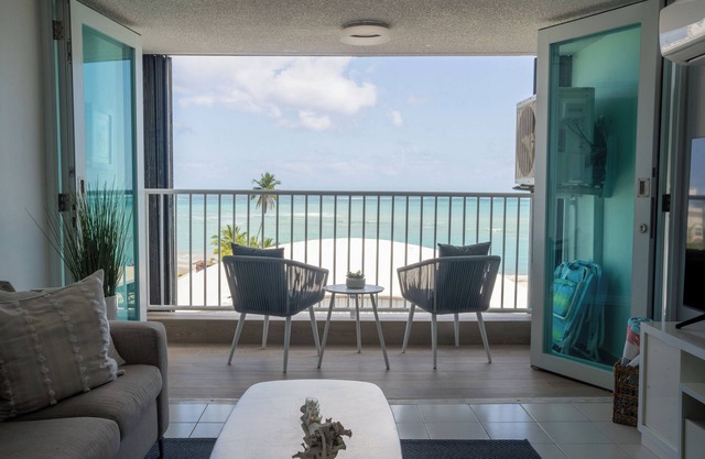 Deja Blue Beachfront Apartment