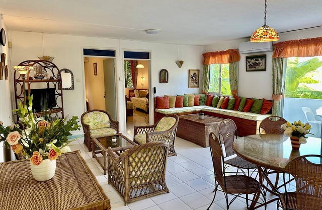 Delightful apartment with pool, 3 minutes walk to beaches, restaurants & shops.