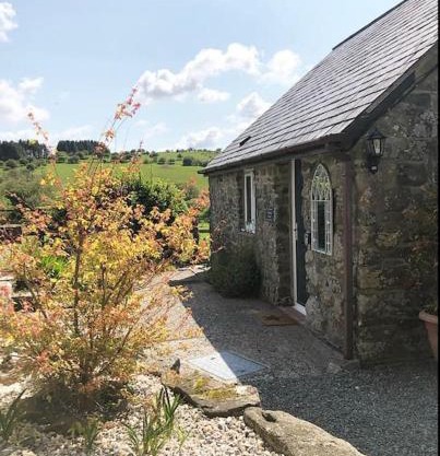 Delightful Artistic Granite Barn in Rural Hamlet