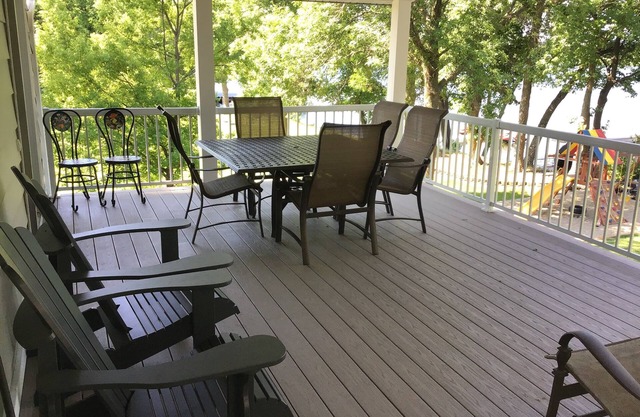 Delightful Lakeshore Cottage, Great Swim & Lakeside Amenities, +22 Foot Pontoon