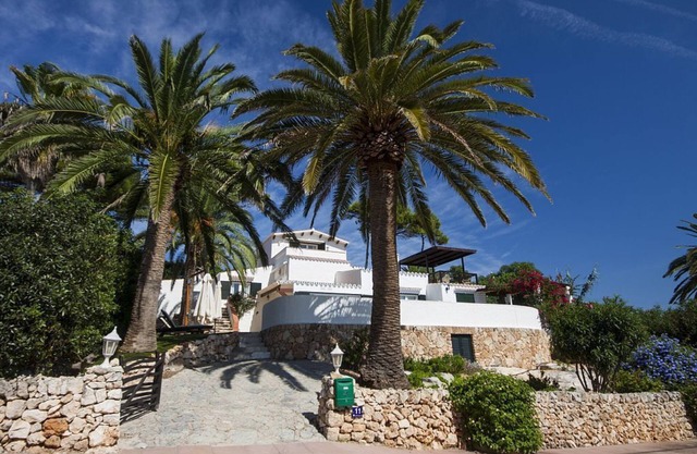 Delightful, Large, 5 bedroomed villa with attractive gardens and private pool.