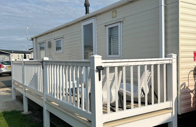 DELIGHTFUL MOBILE HOME, SEASALTER, WHITSTABLE. 2 MIN WALK TO SEASALTER BEACH