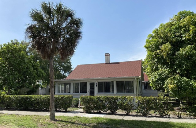 Delightful 'Old Florida' Island cottage in Boca Grande with separate guest house