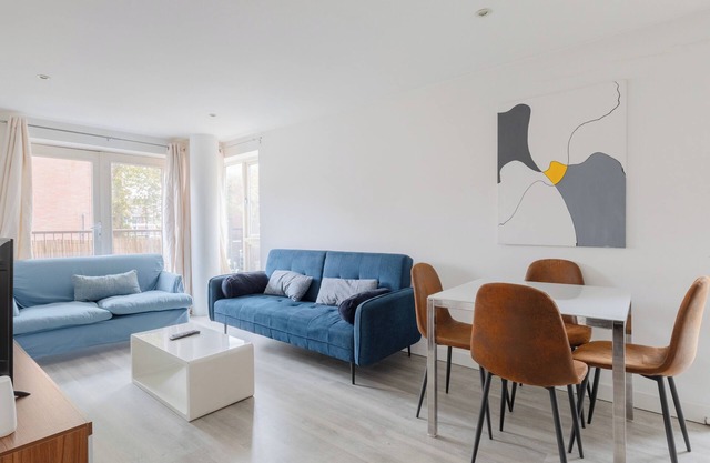 Delightfully Warm 1BD Flat, Near Victoria Park