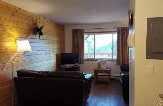 Deluxe 3 Bedroom 2 Bathroom Top Floor Condo