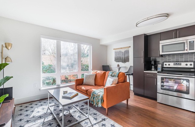 Deluxe Bellevue Studio w/Lounge & Gym, nr Coffee, by Blueground
