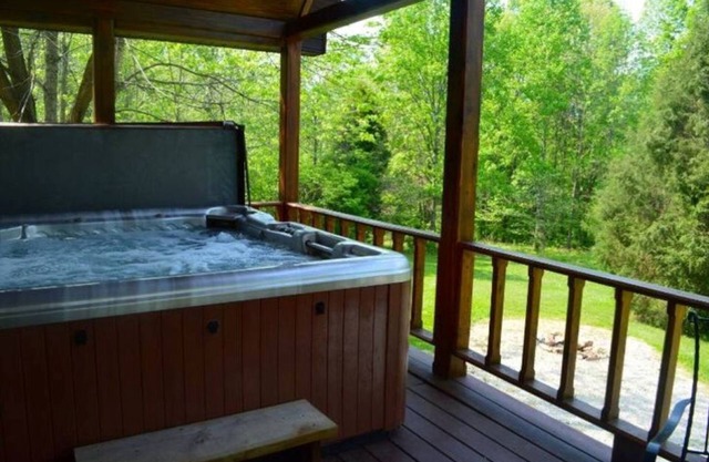 Deluxe Cabin 20 with HOT TUB Located on Patoka Lake in Southern Indiana