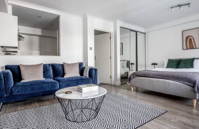 Deluxe City of London Studio w/Concierge, nr Sights, by Blueground