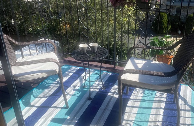 Deluxe, clean 3-bedroom, 2-bathroom apartment