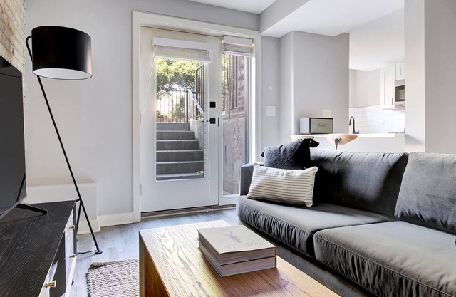 Deluxe Edgewater 1BR w/ patio, W/D, 2 blocks to lakefront, by Blueground