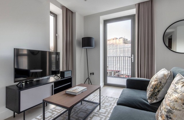 Deluxe Farringdon Studio w/Cinema Room, nr Bars & Shops, by Blueground