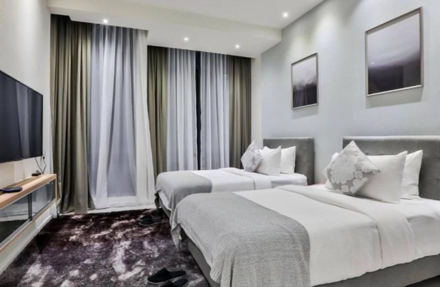 Deluxe King Suite with Twin Tower View 6
