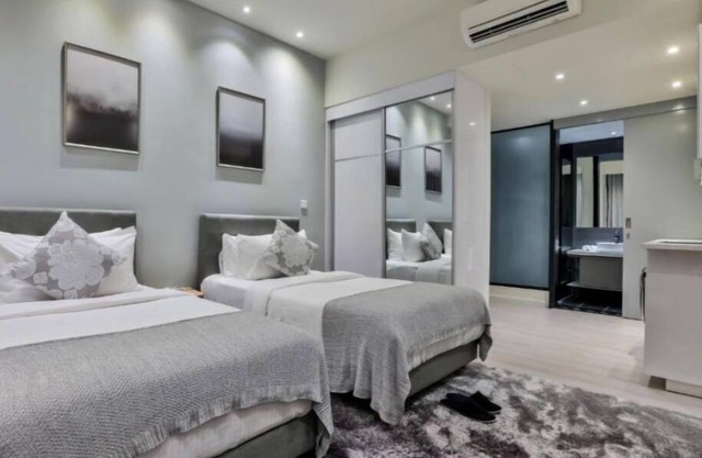 Deluxe King Suite with Twin Tower View 19
