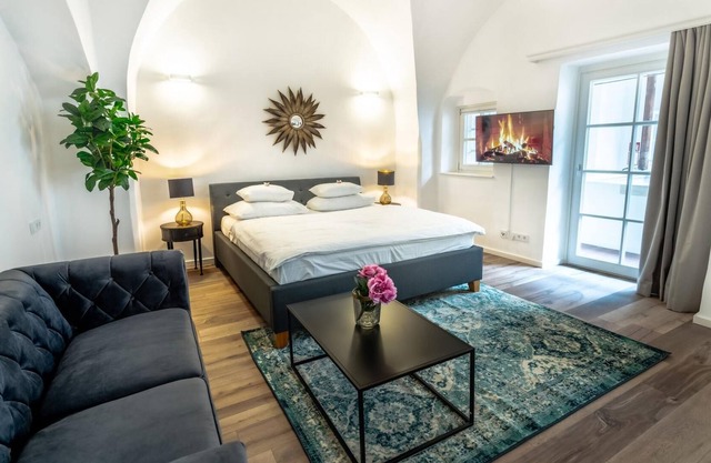 Deluxe Loft with King Bed & private parking in the old town of Krems