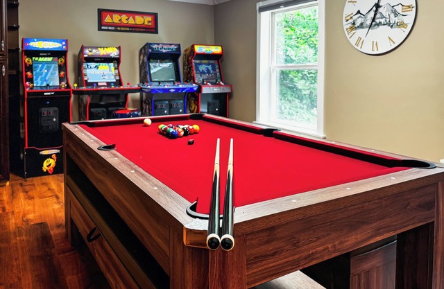 Deluxe Retreat-HTub-Pool Table-Fire Pit-Sauna-Gym