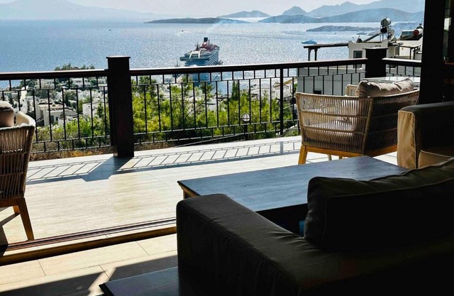 Deniz manzarali tas villa