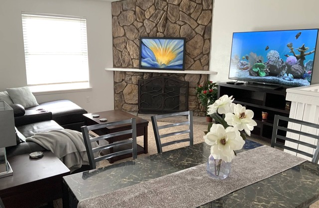 Denver nice and clean 2bdr, great location close to I-25. FREE parking & WIFI