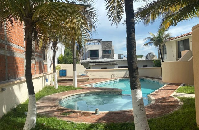 Dept 2bdr w/swm Pool 2 Blocks From the Beach