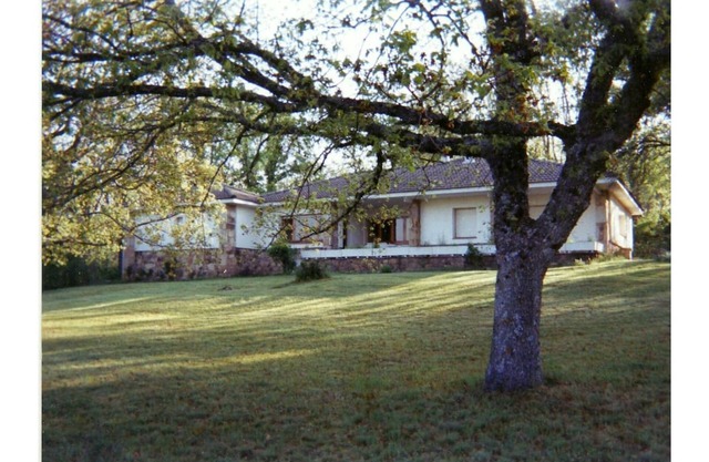 Derroñadas . Casa con Enorme Jardín y Tenis