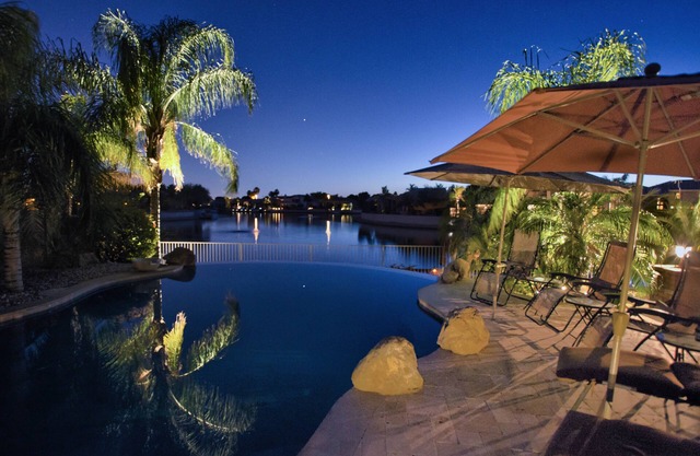 Desert Lakehouse Oasis:Heated pool, heated spa, & pontoon boat use included.