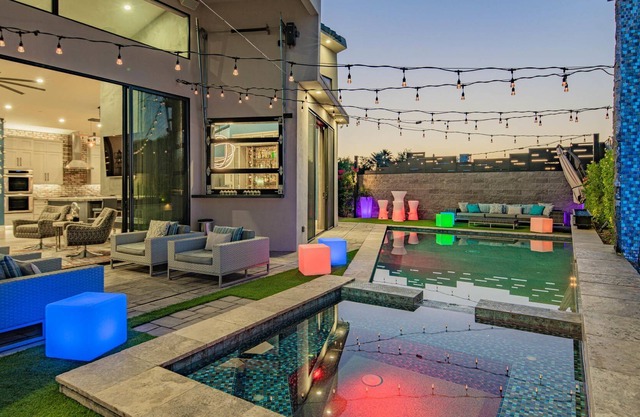 Desert Luxe Entertainers Delight! Walk to Oldtown! Resort style yard!