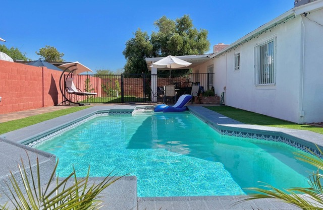 Desert Villa. Private Heated Pool, Patio, Grill. 4-Bedroom. 15-mins from stadium