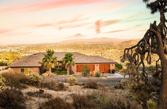 Desert villa with great views, hot tub and mini-golf