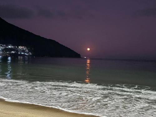 Desfrute bons momentos na praia Martim de Sá Pé na areia Aceitamos Pet pequeno porte