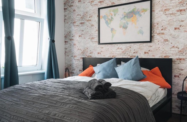 Design Apartment with King Size Bed - Six Minutes to Opera