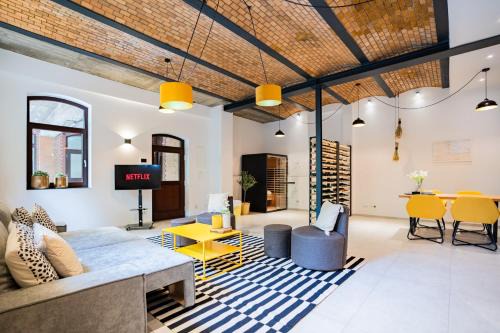 Design Loft - SAUNA - ZENTRAL - PARKPLATZ - WIFI - KAFFEE - NETFLIX