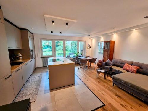 Design-Wohnung im Zentrum mit Balkon und Parkplatz