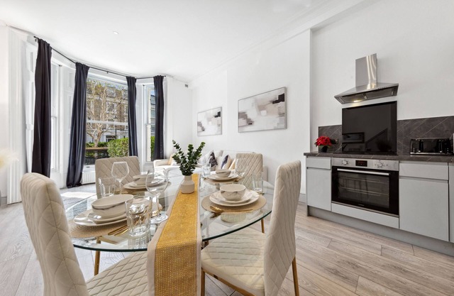 Designer 2BR Luxe in Kensington by Harrods for 6