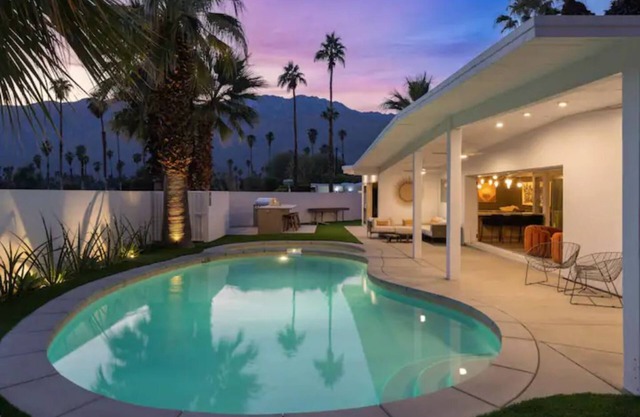 Designer Mid-Century Modern, mins from Downtown.