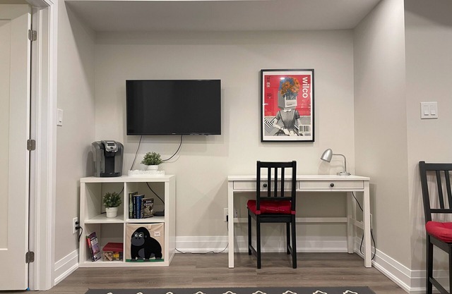 Designer-renovated 1 bedroom in Roncesvalles Village