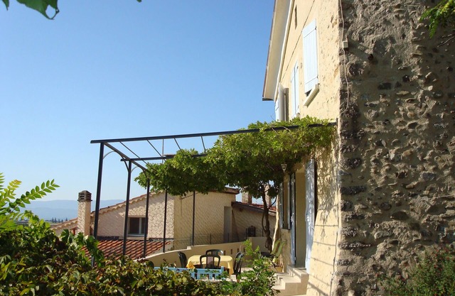 Detached 3-star village house overlooking the Durance river.