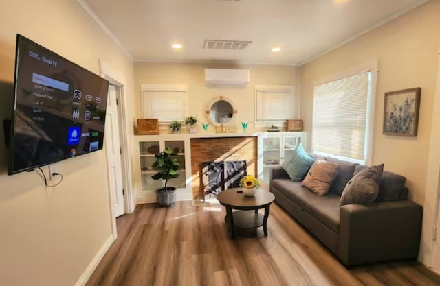 Detached charming house 2 bedroom 1 bath Prime location King Bed! n