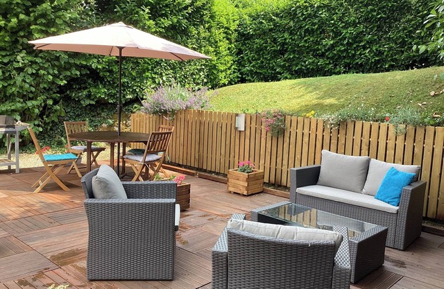 Detached cosy, pretty cottage and garden, walking distance to town, sleeps 4.