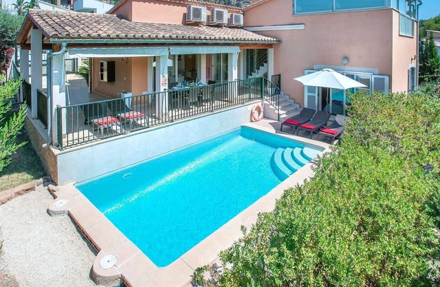 Detached Family Villa with Sea Views in Bonaire, A/C, Private Gated Pool just 15mins walk to Marina