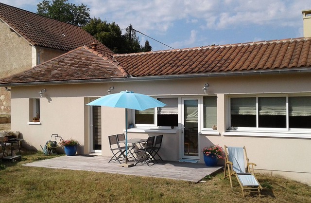 Detached house with access to private fishing pond