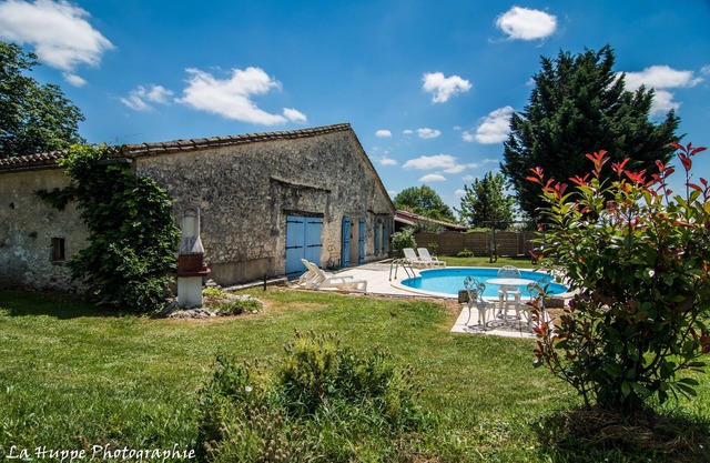 Detached Rural barn retreat set in open farm land -with private pool