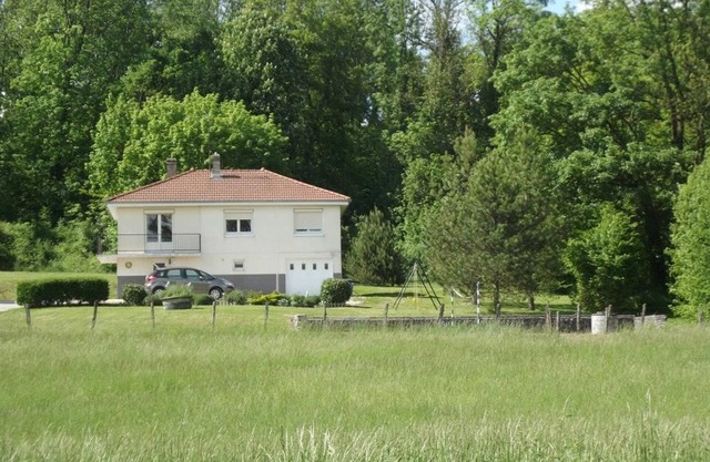 Detached house by pond - 3 bedrooms, pets allowed
