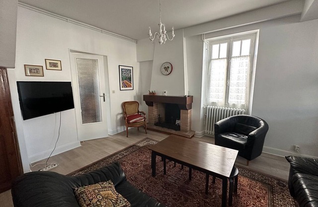 Detached house on fenced plot 300m from shops and municipal pool.